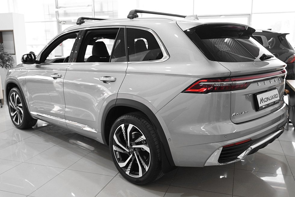 Geely Monjaro Люкс, серебряный