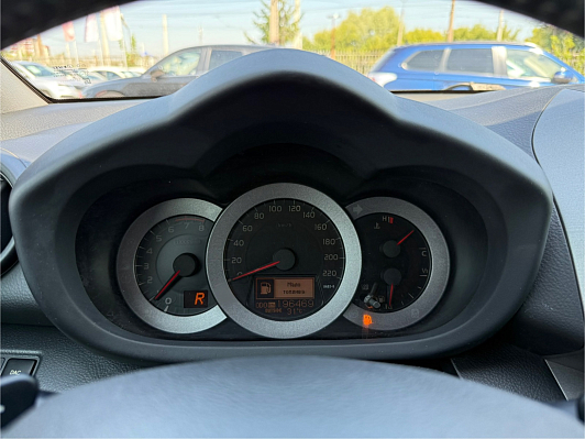 Toyota RAV4, 2011 года, пробег 196465 км