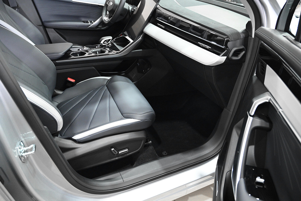 Geely Atlas Люкс, серебряный