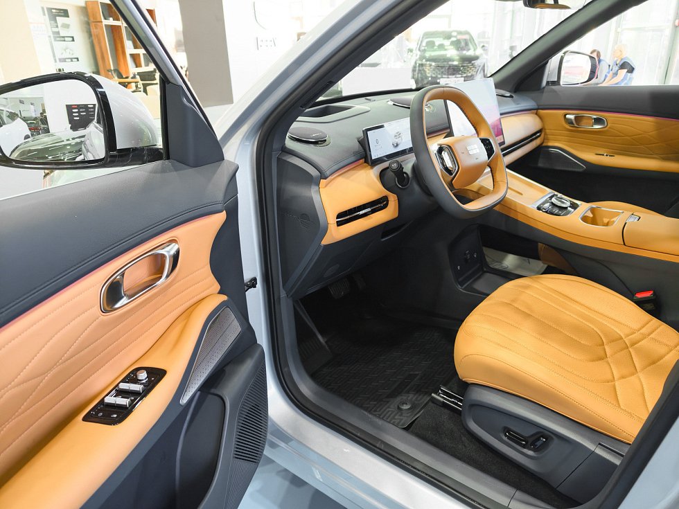 Geely EX5 Гибрид Макс EM-i, серебряный