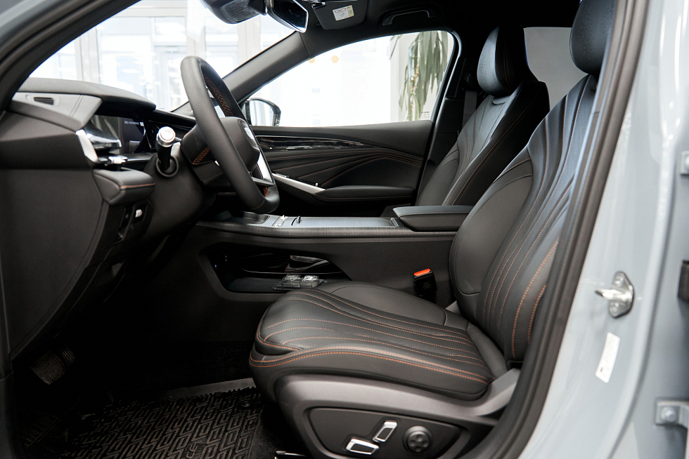 Geely Preface Flagship, серебряный