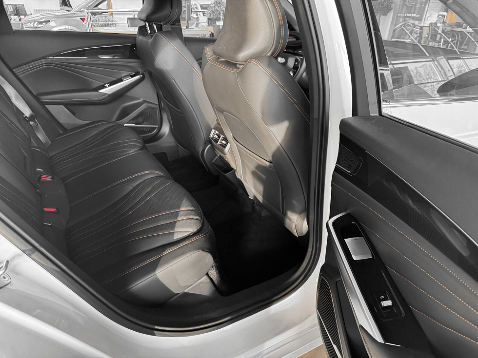 Geely Preface Флагман, белый