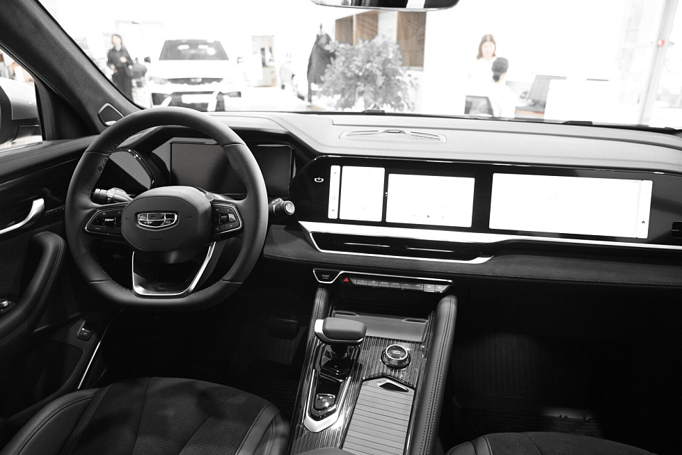 Geely Monjaro Люкс (2023-2025), серебряный