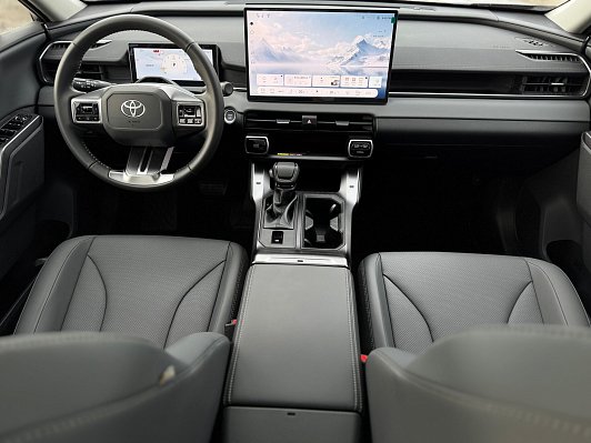 Toyota RAV4 Luxury, 2026 года, пробег 268 км