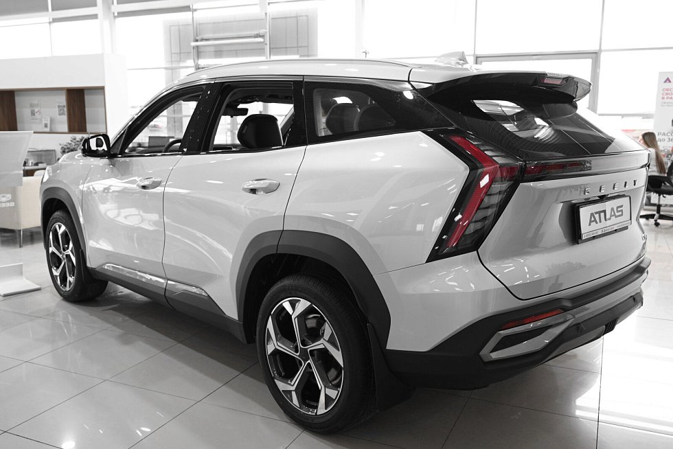Geely Atlas Спорт, серебряный