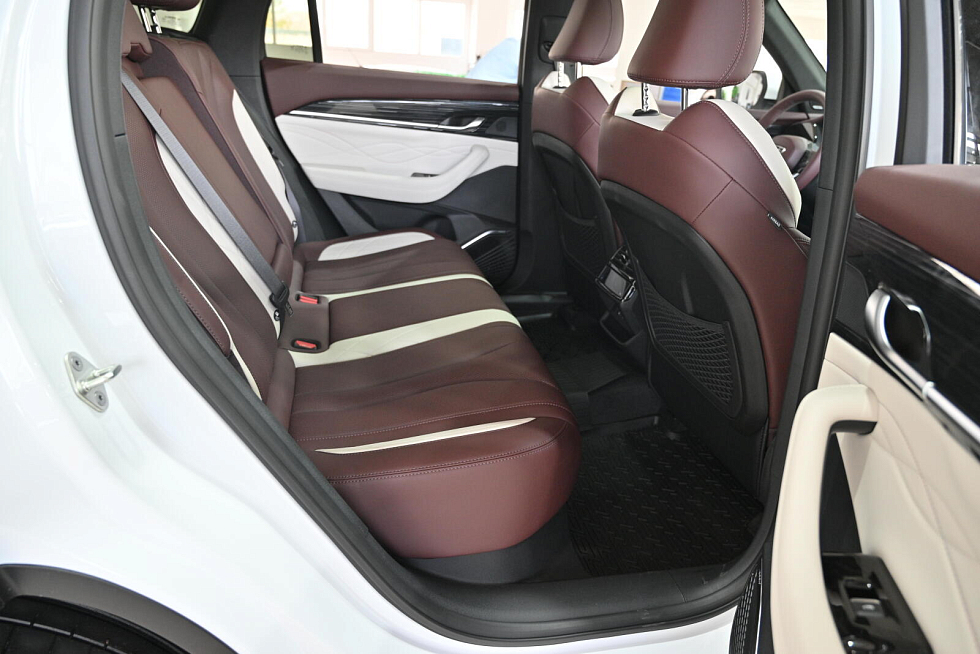 Geely Monjaro Флагман, белый