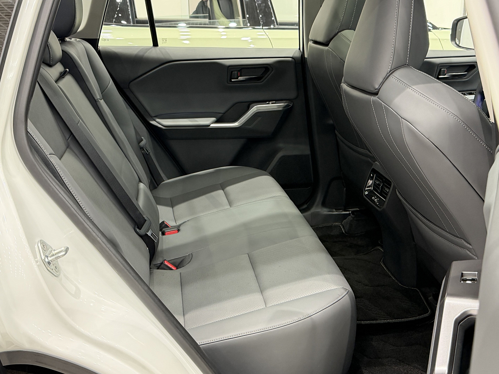 Toyota RAV4 Luxury, белый