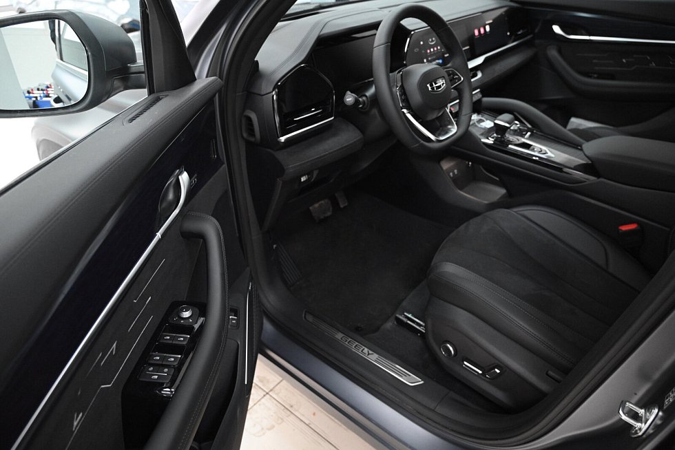 Geely Monjaro Люкс, серый