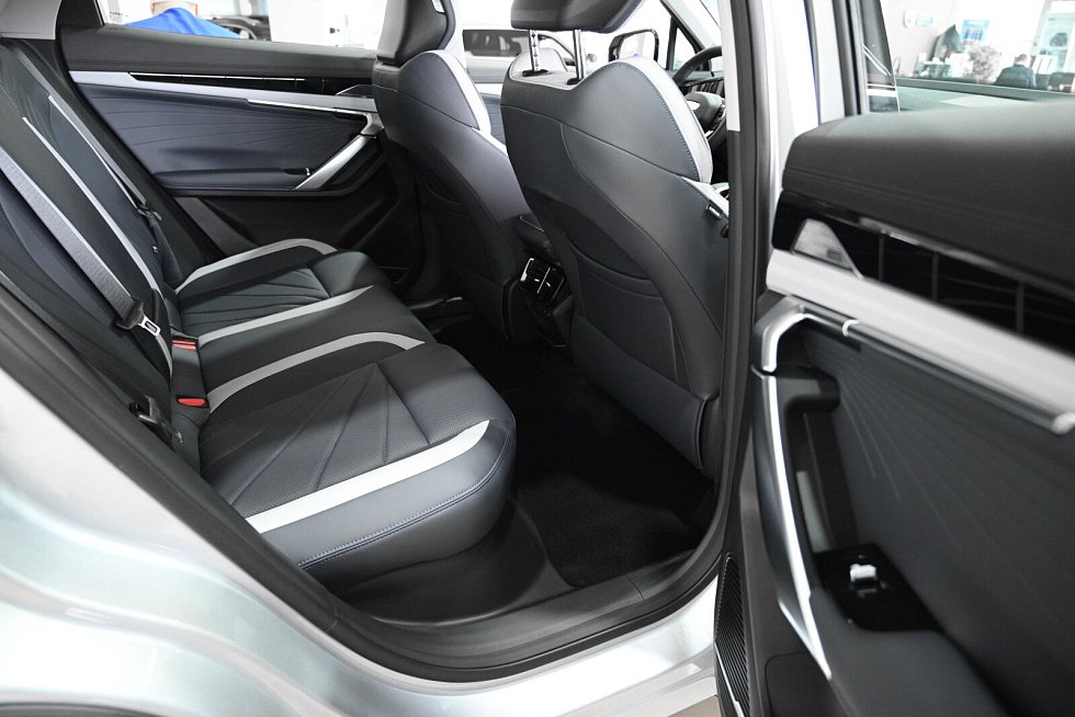 Geely Atlas Спорт, серебряный