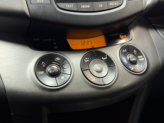 Toyota RAV4, 2011 года, пробег 180000 км