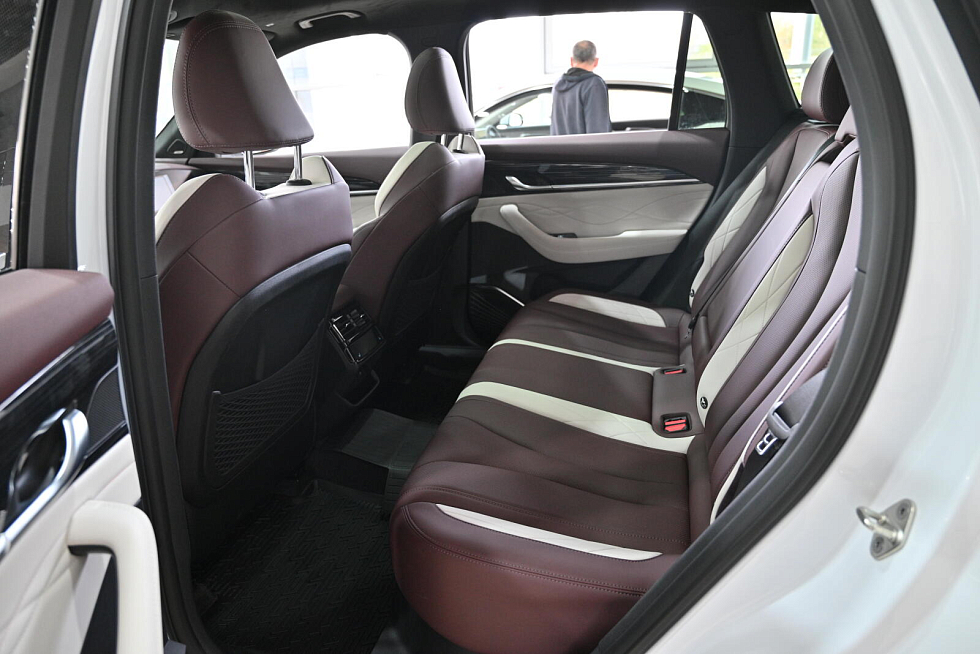 Geely Monjaro Флагман, белый