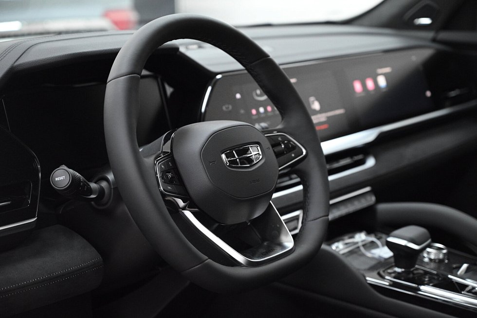 Geely Monjaro Люкс, серый
