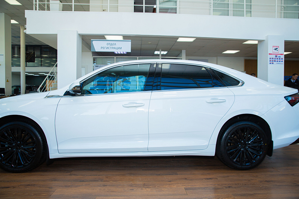 Geely Preface Флагман, белый