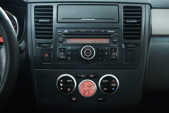 Nissan Tiida, 2010 года, пробег 219000 км