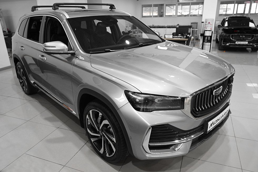Geely Monjaro Люкс, серебряный