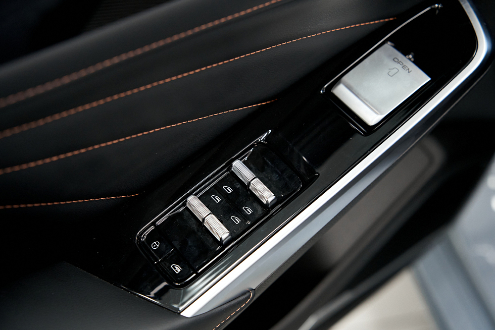 Geely Preface Flagship, серебряный