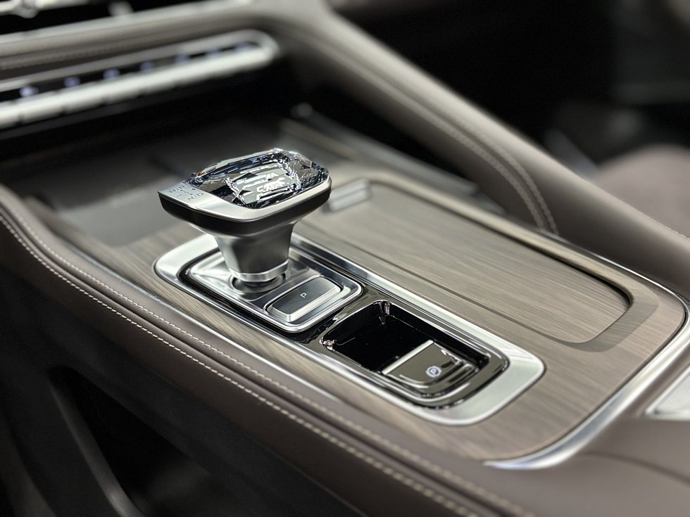 Geely Monjaro Flagship, серебряный