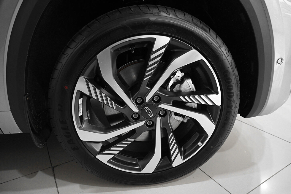 Geely Monjaro , серебряный