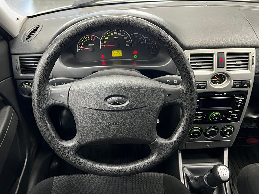 Lada (ВАЗ) Priora Люкс, 2011 года, пробег 111000 км