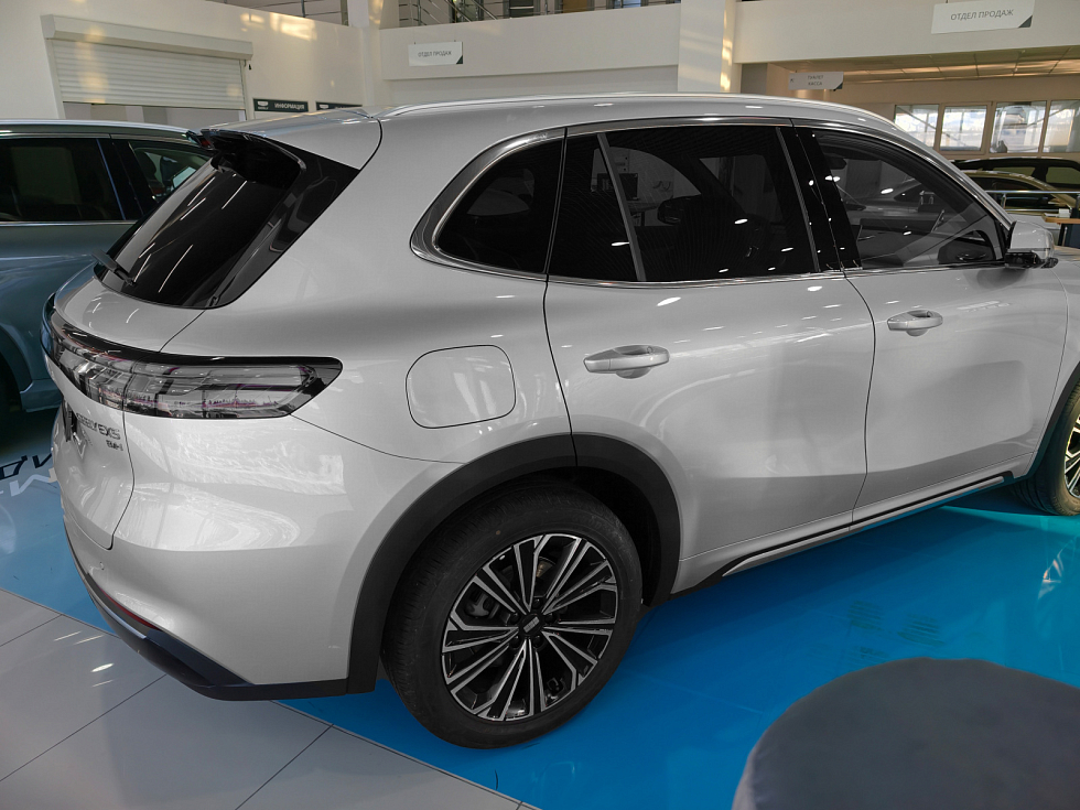 Geely EX5 EM-i Макс, серебряный