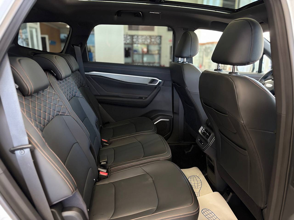 Geely Okavango Флагман, белый