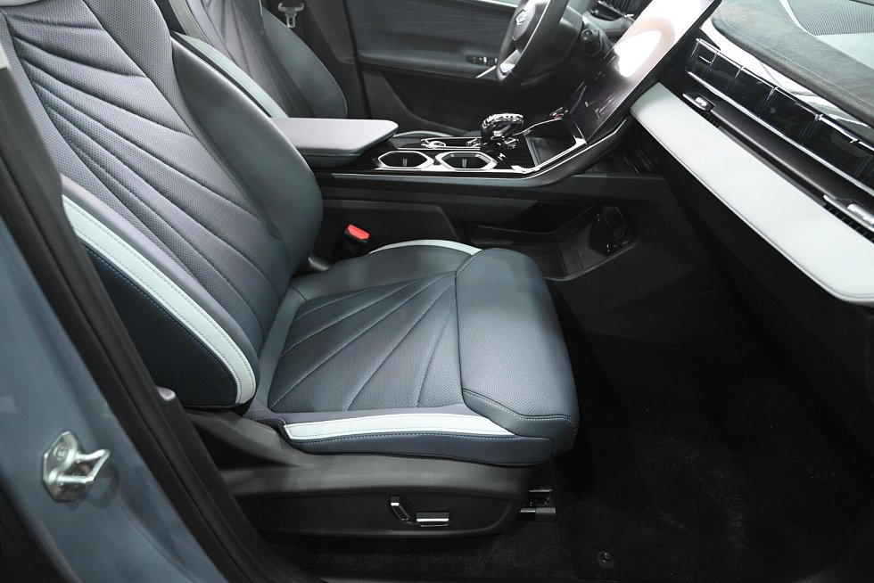 Geely Atlas Спорт, голубой